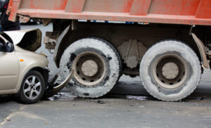 ¿Qué tipos de daños y perjuicios pueden reclamar las víctimas de accidentes de camión?
